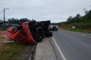 Motorista fica ferido após tombar carreta na BR-470, em Gaspar