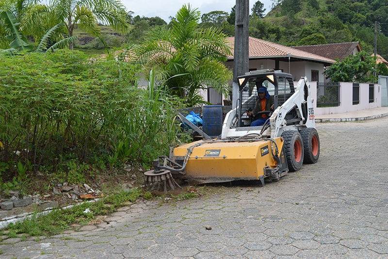Secretaria de Obras segue fazendo manuten��es nas ruas de Gaspar 