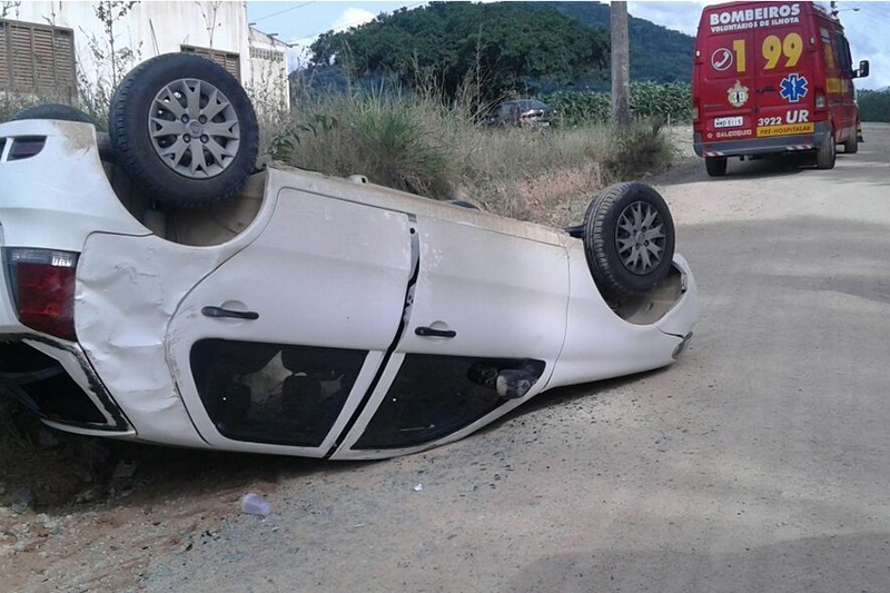 Bombeiros de Ilhota atendem capotamento