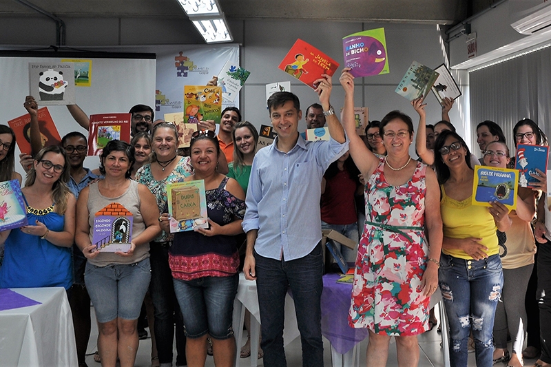 CDIs e escolas de Gaspar recebem livros novos 