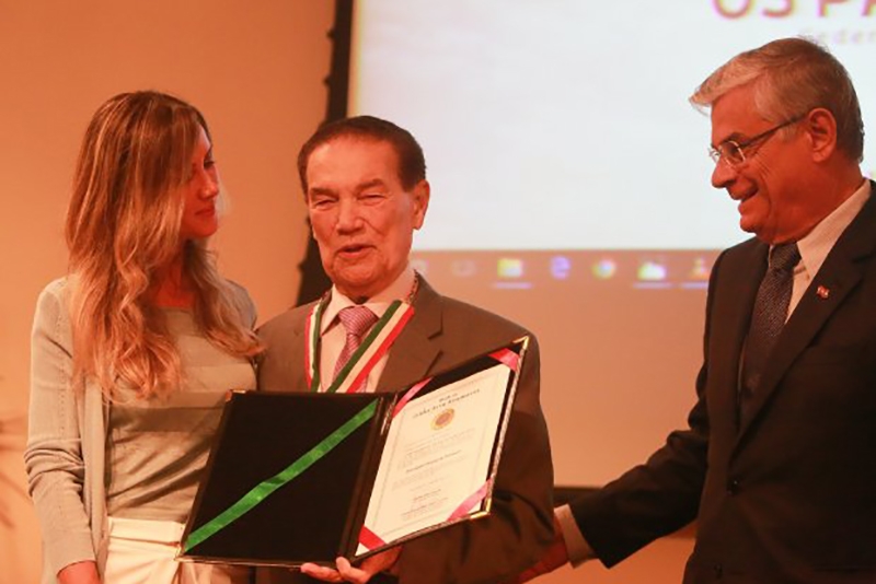 Governador entrega medalha Zilda Arns ao médium Divaldo Franco