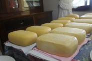 A alegria de quem produz queijo artesanal para a família