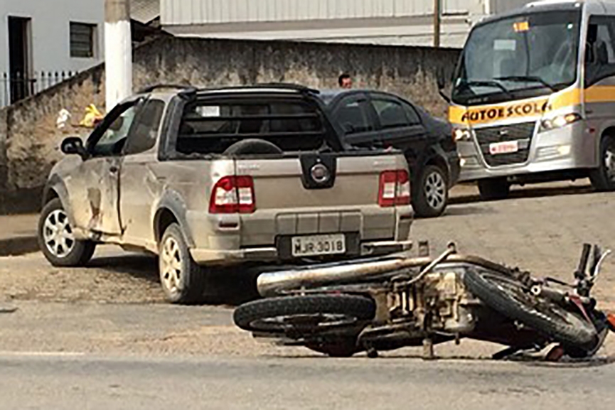 Acidente entre carro e moto deixa jovem ferido no Centro de Ilhota