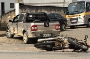 Acidente entre carro e moto deixa jovem ferido no Centro de Ilhota