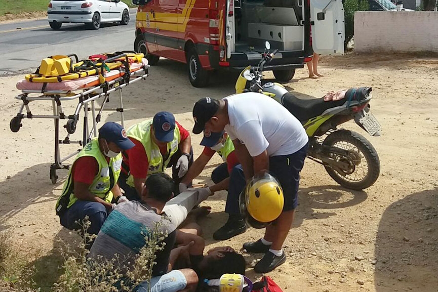 Acidente entre carro e moto deixa dois feridos na Rodovia Ivo Silveira, em Gaspar