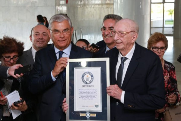 Guinness World Records certifica brusquense por trabalhar há 80 anos no mesmo emprego