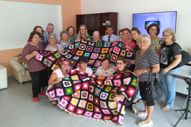Voluntárias do Centro de Convivência do Idoso doam mantas