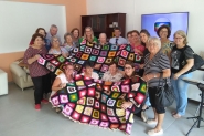 Voluntárias do Centro de Convivência do Idoso doam mantas