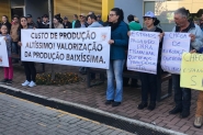 Queda no pre�o pago pela ma�� agrava crise no setor e produtores fazem protesto 