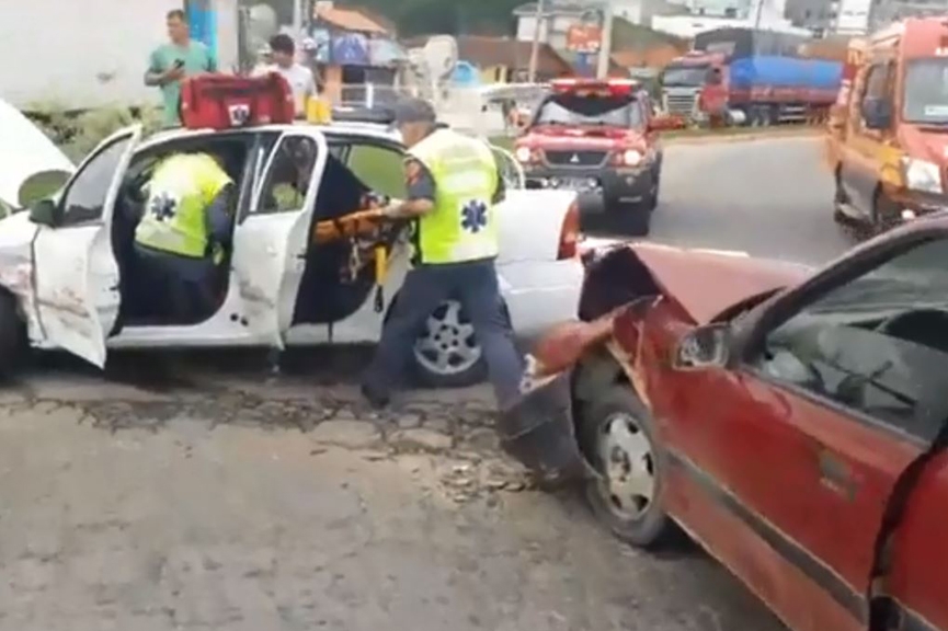 Acidente entre dois carros deixa mulher ferida em Gaspar
