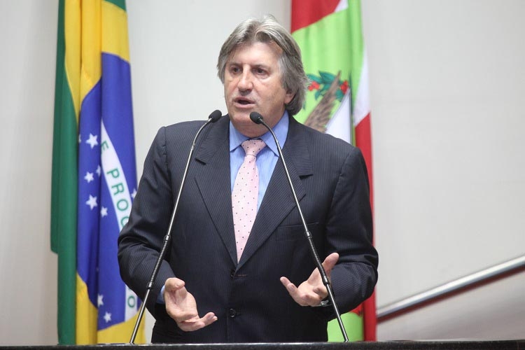 Deputado estadual Leonel Pavan sofre AVC e vai para UTI