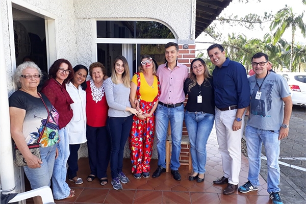 Grupo gasparense �Fio da Meada� doa cachec�is e mantas � casa de repouso