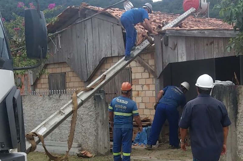 Caminh�o derruba postes em cima de resid�ncias no bairro Margem Esquerda, em Gaspar 