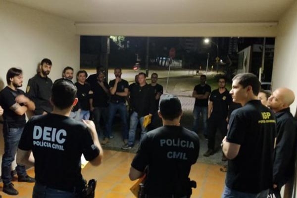 Pol�cia Civil de SC prende 12 pessoas por crime de pedofilia 