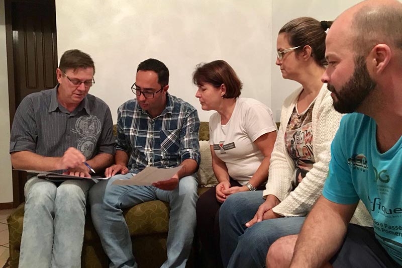 Moradores discutem pavimenta��o de rua no bairro Belchior Alto