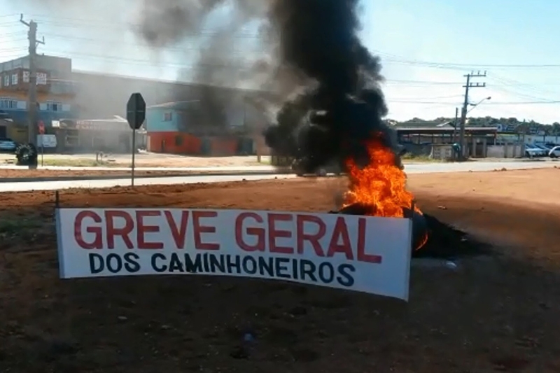 Caminhoneiros de SC realizam protesto contra alta no preço do diesel