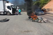 Greve reúne caminhoneiros na BR-470, em Gaspar