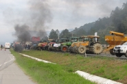 Em apoio a greve dos caminhoneiros, agricultores fecham BR-470 em Ilhota