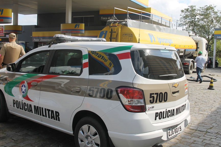 Caminhão carregado de combustível chega em Gaspar escoltado pela PM