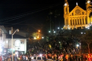 Gasparenses lotam escadaria da Igreja Matriz em manifestação
