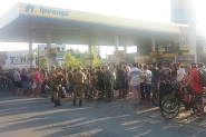 Manifestantes impedem população de abastecer em posto no Centro de Gaspar