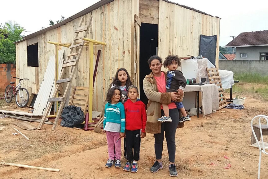 Fam�lia invade terreno da Prefeitura de Gaspar e pede ajuda da comunidade