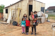 Fam�lia invade terreno da Prefeitura de Gaspar e pede ajuda da comunidade