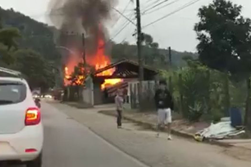 Inc�ndio destr�i casa na divisa de Gaspar e Blumenau e casal pede ajuda 