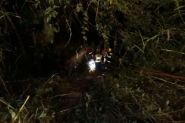 Tr�s pessoas ficam feridas ap�s ve�culo bater em poste e cair em ribanceira em Gaspar