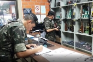 Operação do Exército fiscaliza proprietários de armas e estabelecimentos em SC