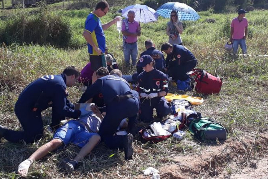 Acidente entre carro e moto deixa dois feridos no bairro Figueira, em Gaspar