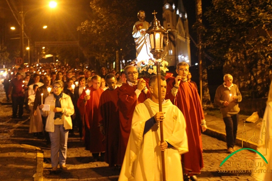 Missa e procissão luminosa marcam início da Festa de São Pedro em Gaspar