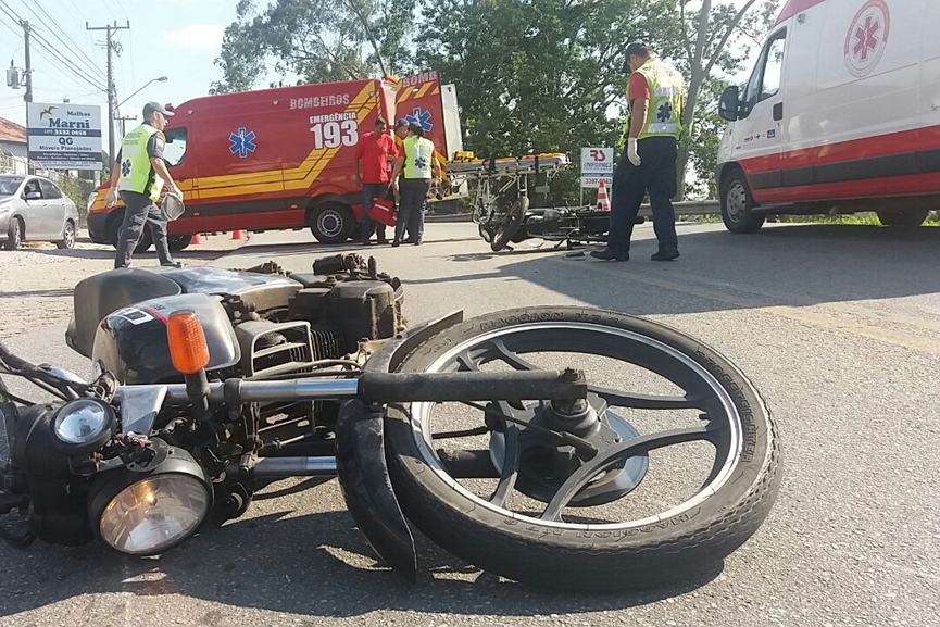 Três pessoas ficam feridas em acidente entre duas motos em Gaspar