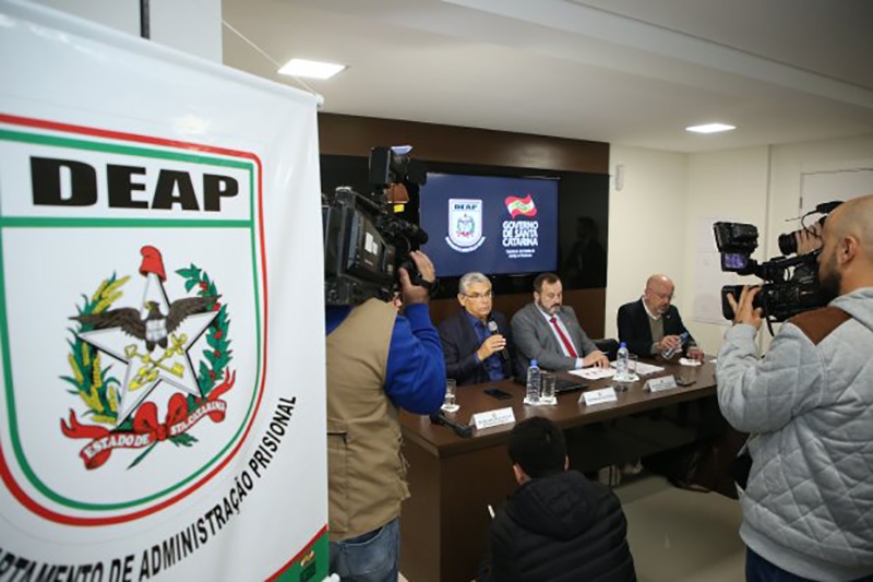 Governador decreta situa��o de emerg�ncia no sistema prisional catarinense
