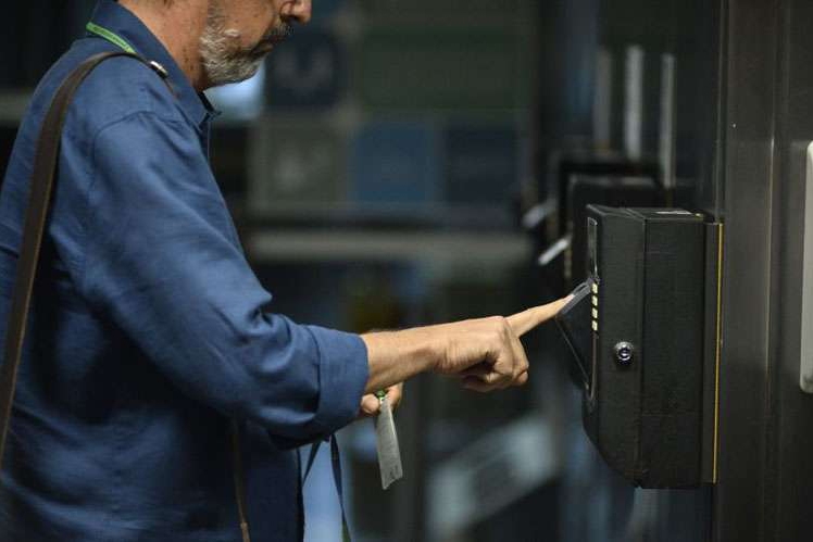 Emenda prope limite de tempo para atraso de servidor pblico de Gaspar