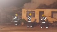 Inc�ndio destr�i resid�ncia no bairro Margem Esquerda, em Gaspar