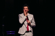 Humorista Afonso Padilha se apresenta em Gaspar