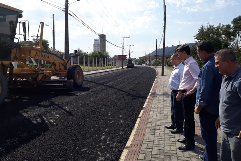 Prefeitura de Gaspar inicia a pavimenta��o da rua Pedro Simon,  no bairro Margem Esquerda