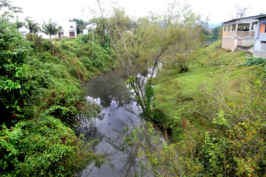 Ribeirão Gaspar Grande amanhece com coloração escura