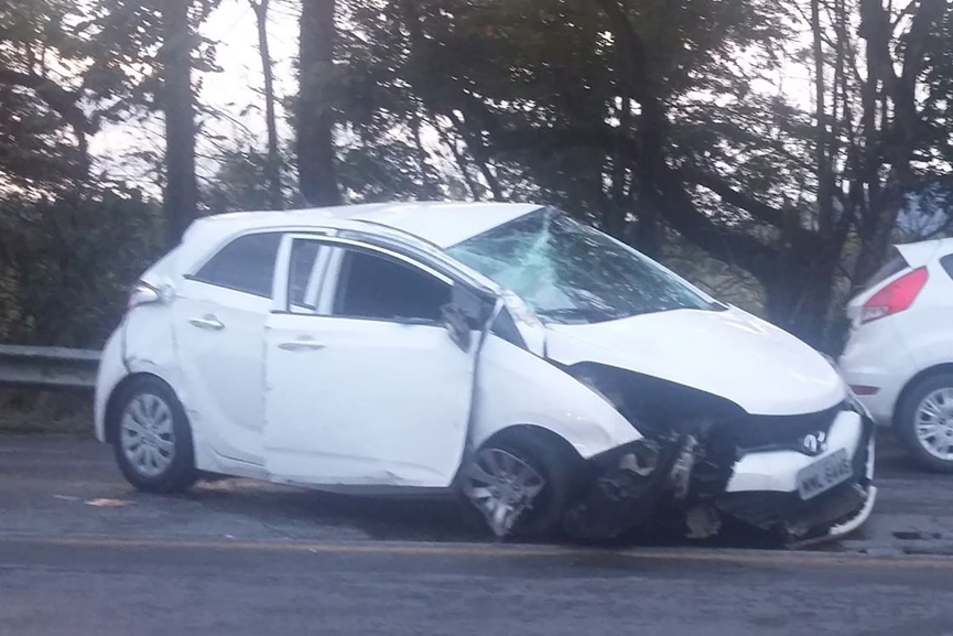 Motorista perde controle de carro e colide contra cabeceira de ponte em Gaspar