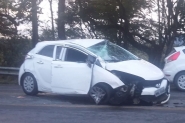 Motorista perde controle de carro e colide contra cabeceira de ponte em Gaspar