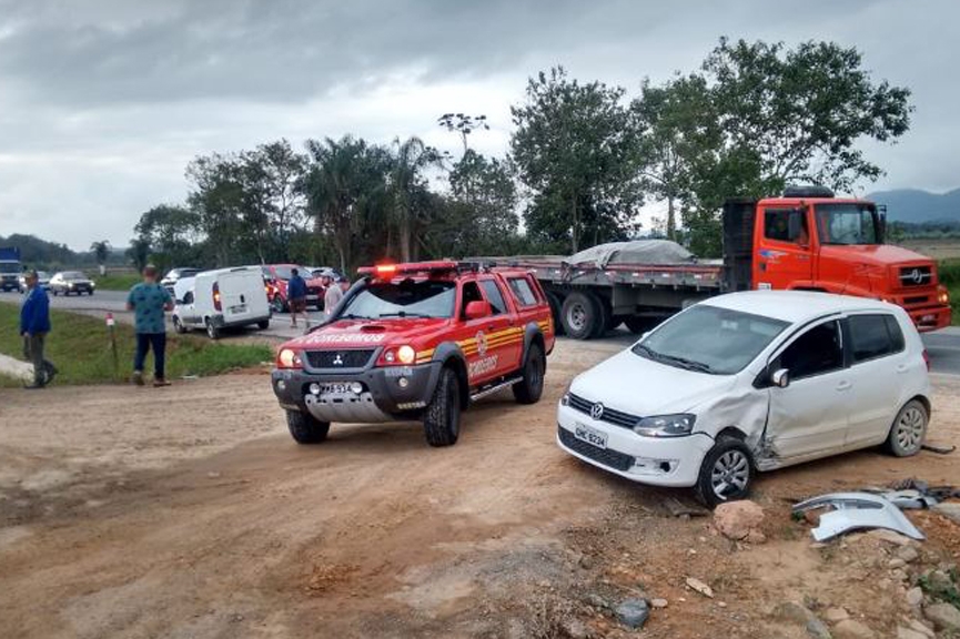 Colis�o entre dois carros deixa homem ferido na BR-470, em Gaspar
