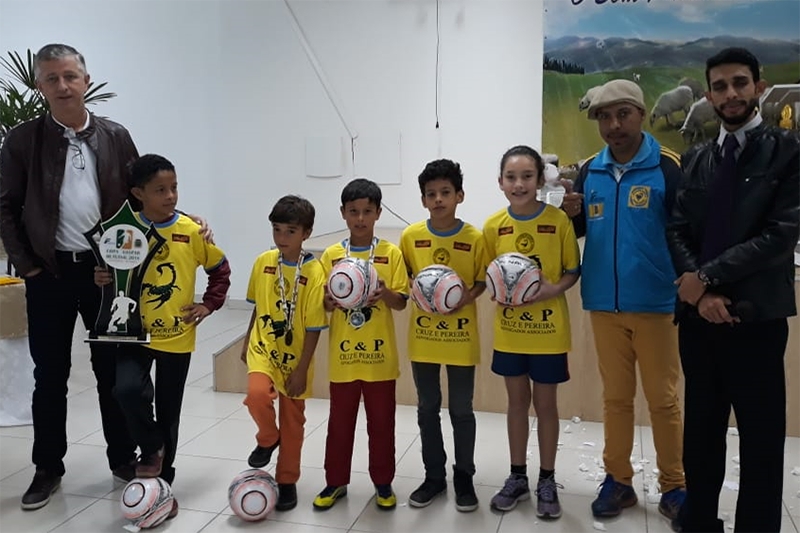 Escolinha de futebol Escorpi�es Azuis recebe doa��o de bolas