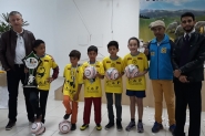 Escolinha de futebol Escorpi�es Azuis recebe doa��o de bolas