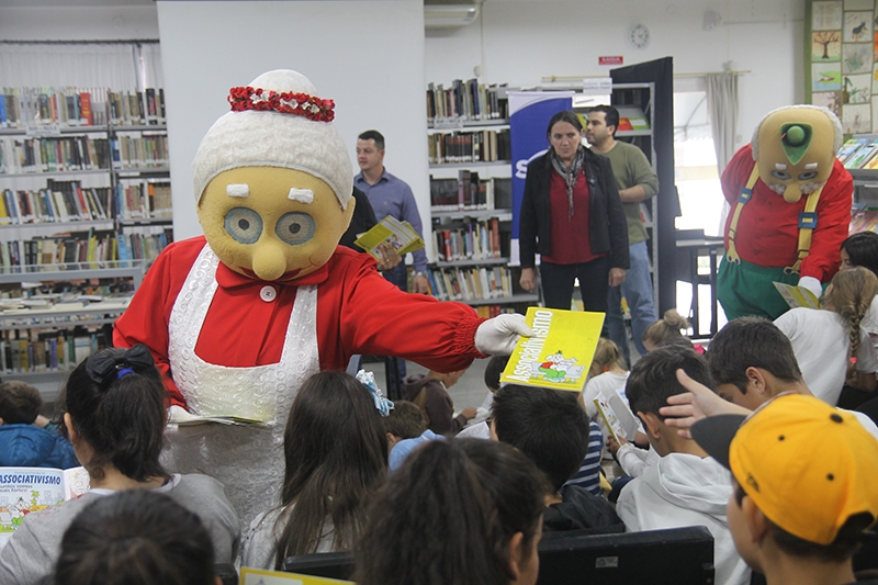 Crian�as de escola e CDI de Gaspar recebem Vov� e Vov� Chop�o 