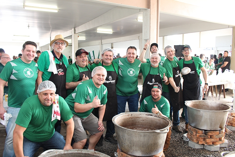 Tradicional feijoada do Clube Atl�tico Tupi � sucesso 