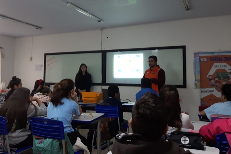 Estudantes recebem primeiras aulas do Defesa Civil na Escola