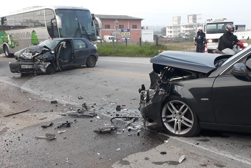 Colisão frontal deixa dois homens feridos no bairro Figueira, em Gaspar