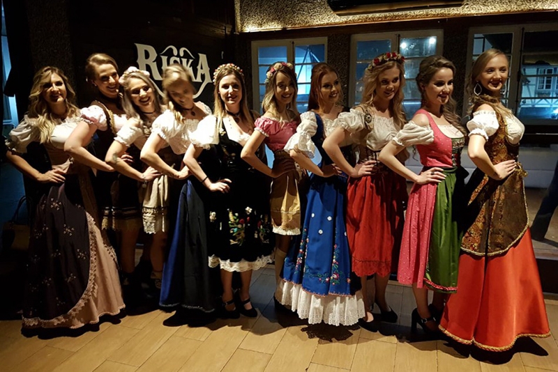 Dez finalistas concorrem ao título de Rainha da Oktoberfest