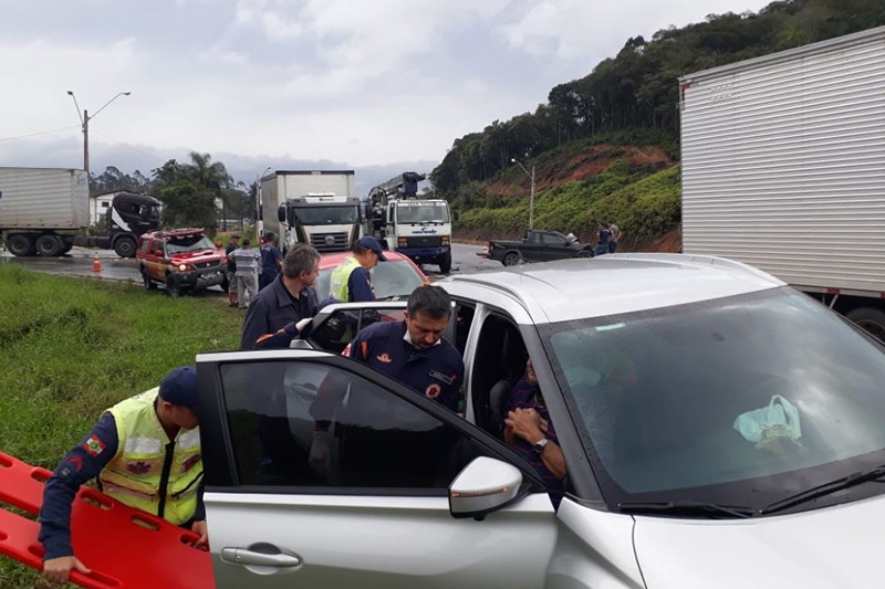 Acidente entre caminh�o e carro deixa duas pessoas feridas, na BR-470, em Gaspar 